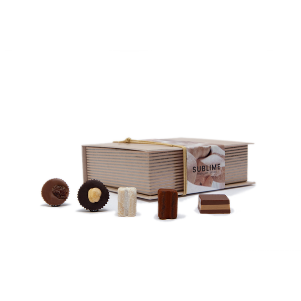 Handmade personalized luxury gift box with extra dark truffles, white truffles, Gianduia cermino and praline ‘pirottino’.